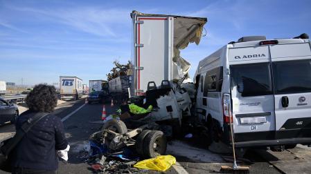 Estado de los vehículos siniestrados en los cinco accidentes de tráfico registrados este jueves en la autovía A-4, a la altura de Santa Cruz de Mudela (Ciudad Real), en una zona de niebla muy densa