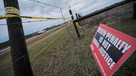Un cartel de protesta contra la pena de muerte en el exterior Centro correccional Coleman donde el estado de Alabama ejecutó mediante gas nitrógeno al preso Kenneth Eugene Smith