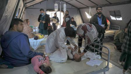 Varios niños son atendidos por sanitarios en un hospital temporal en la ciudad de Rafah, en el sur de la Franja de Gaza