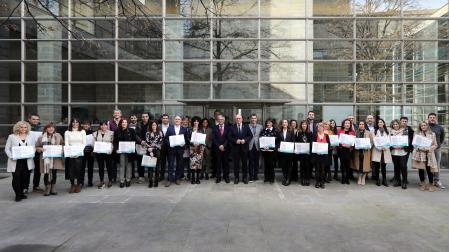 El consejero Gimeno, junto a representantes de los centros educativos públicos reconocidos