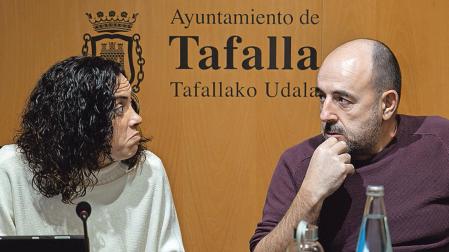 Gontzal Ibarrola charla Maitane Fernández en el pleno