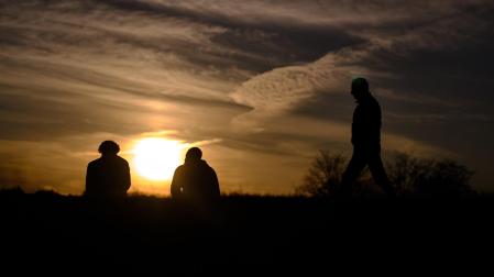 Varias personas, al atardecer de este jueves en Pamplona