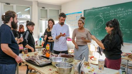 El cocinero David Sorroche (c) con los alumnos de la Escuela de Arte Roberto Orallo, en Cantabria, que han creado joyas perecederas, sabrosas y comestibles