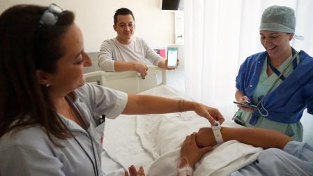 Una paciente del Hospital Reina Sofía de Tudela recibe la pulsera de geolocalización