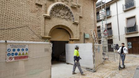 AImagen de la entrada a San Nicolás, con el tímpano sobre la puerta