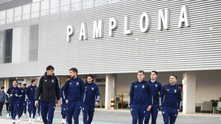 La expedición de Osasuna emprendió su viaje ayer por la tarde en el aeropuerto de Pamplona.