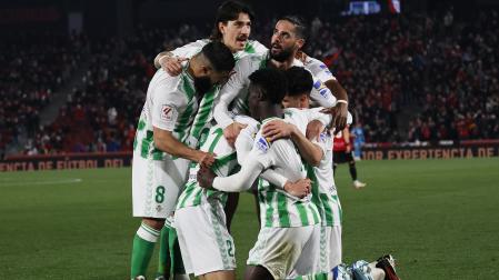 Los jugadores del Betis celebran el tanto de Altimira que les dios los tres puntos en el feudo del Mallorca./