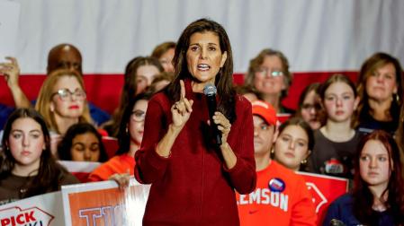 La candidata republicana y exembajadora ante la ONU Nikki Haley, durante un acto electoral en un instituto de Mauldin, Carolina del Sur