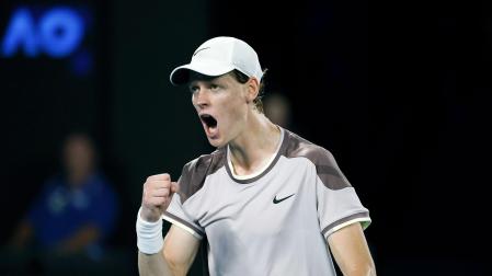El italiano Jannik Sinner celebra un punto durante la final del Abierto de Australia