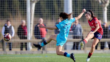Ainhoa Guallar dispara en presencia de Amaia Martínez. Fue un golazo, el segundo de la sangüesina