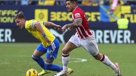 Iván Alejo conduce el esf´ñerico perseguido por Yuri./
