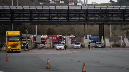 Frontera de Irún con Francia ayer por la tarde, paso principal de los transportistas navarros hacia el país galo