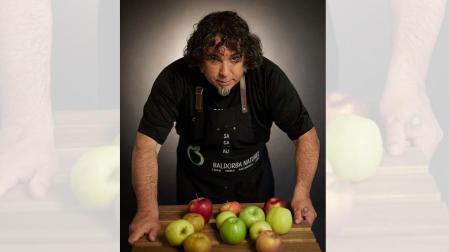 Aingeru Larrasoaña Etchaide cultiva 19 variedades de manzana