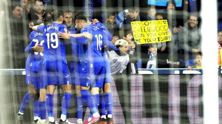 Los jugadores del Getafe celebran el primer tanto, obra de Mason Greenwood./