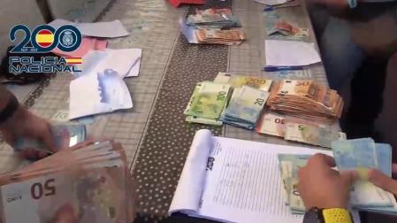 El entramado delincuencial no sólo se lucraba con la prostitución, sino que también se dedicaba a la venta de sustancias estupefacientes, principalmente cocaína, a los clientes que lo demandaran