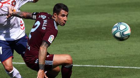 Hugo Mallo con la camiseta del Celta en un choque contra Osasuna./