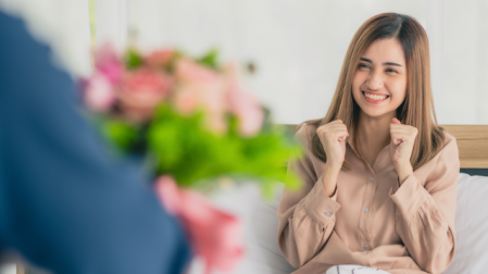 La tradición de regalar flores ha perdurado como un gesto romántico clásico