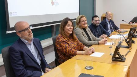 De izquierda a derecha, Alfonso Vericat, director del Servicio de Prácticas y Empleo de la Universidad; Izaskun Azcona, delegada en Navarra de la Fundación "la Caixa", la vicerrectora de Estudiantes, Rosalía Baena; el director general Administración Local y Despoblación del Gobierno foral, Jesús Mari Rodríguez y el profesor Juanjo Pons, durante la presentación del programa Revitalizar el patrimonio rural