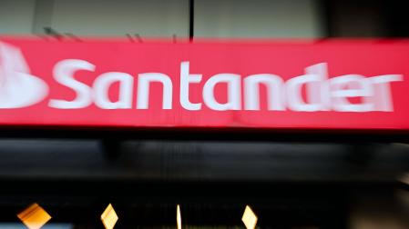 Logo del Santander en una sucursal de Bilbao