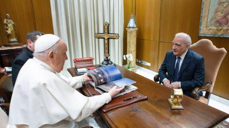 Imagen facilitada por el Vaticano que muestra al papa Francisco durante la breve reunión mantenida con el director de cine estadounidense Martin Scorsese