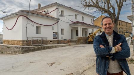 Rubén Martínez, alcalde de Oteiza, ante las antiguas escuelas, ahora viviendas de alquiler joven