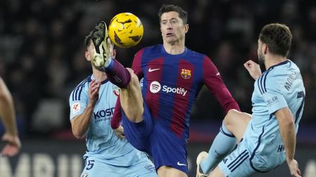 Moncayola pugna por el balón con Lewandowski
