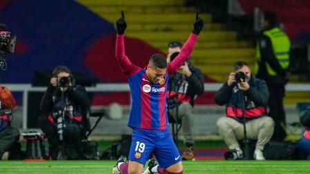 El delantero brasileño del Barcelona Vitor Roque celebra su gol