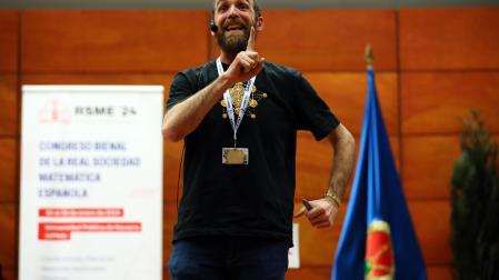 Eduardo Sáenz de Cabezón, durante su conferencia en el Congreso de Matemáticas en la UPNA.