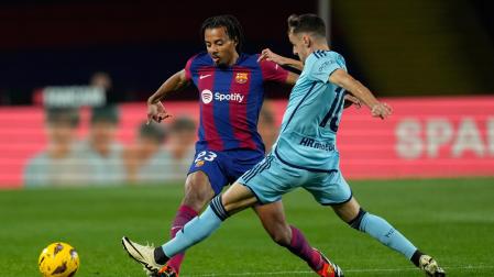 El defensa francés del Barcelona Jules Koundé y el centrocampista de Osasuna Aimar Oroz, durante el partido de la jornada 20 de LaLiga EA Sports
