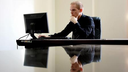 Un empleado trabaja en su oficina