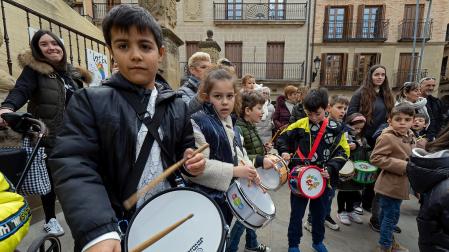 Reparto de monedas en el tradicional San Felices de Viana./