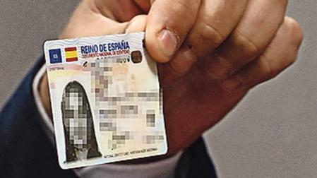 Una mujer muestra un DNI
