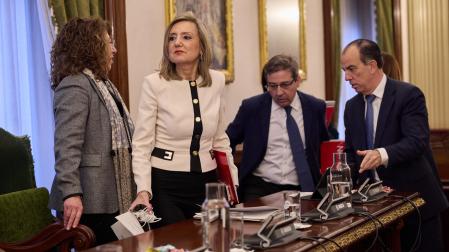 Carmen Alba y García Adanero, del PP, a ambos extremos de Cristina Ibarrola y Carlos Salvador, de UPN