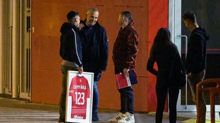 Chimy Ávila y su agente, Carlos Bilicic, se despiden de Fran Canal tras formalizarse su traspaso al Real Betis
