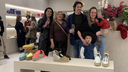 Lola Salinas, con su hija Lola en brazos, con su marido, Quique; su hijo, Quique; su madre, Lola, y su compañera de trabajo, Natalia Ruiz, en Lolas Pamplona