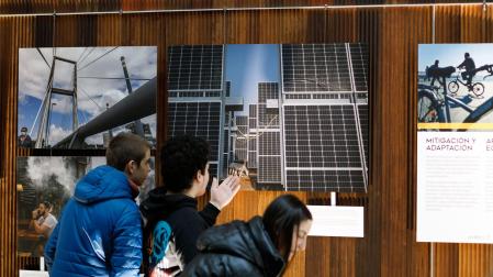 Un grupo de escolares, en la exposición 'Emergencia climática. Un reto social inevitable'