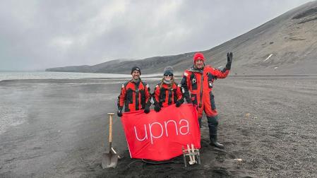 De izquierda a derecha: Miguel Araiz, Leyre Catalán y David Astrain, en Isla Decepción, uno de los volcanes activos de la Antártida