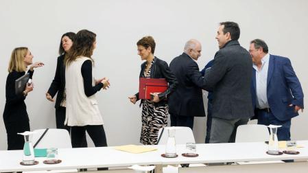 La presidenta del Gobierno de Navarra, María Chivite, y el consejero de Desarrollo Rural y Medio Ambiente, José María Aierdi, durante la reunión de este viernes con reprentantes de las organizaciones agrarias UCAN, UAGN y ALINAR en el Palacio de Navarra