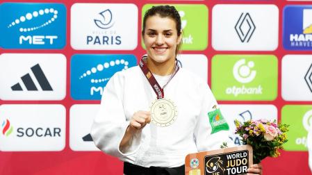 Ariane Toro posa con la medalla de bronce lograda en París./