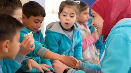 ALEPO, FEBRERO DE 2023. Una de las educadoras de los Maristas Azules anuda una de las 150 pulseras enviadas desde Navarra semanas después del terremoto.