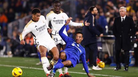 Mason Greenwood trata de golpear el balón ante la presión del madridista Jude Bellingham durante el Getafe-Real Madrid./