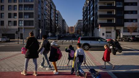 Un grupo de alumnos salen del colegio público Paderborn ubicado en Lezkairu