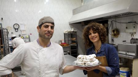 Los hermanos Miguel y Arantza Arpón Melero llevan la pastelería Miravalles, en la Txantrea