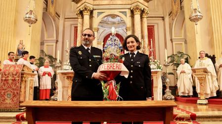 La Policía Nacional abriga a San Fermín en la misa de la escalera