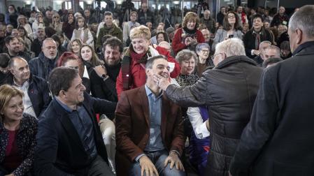 Pedro Sánchez, en un acto de campaña en Ourense junto al candidato a la Presidencia José Ramón Gómez Besteiro y la cabeza de lista por Ourense Carmen Dacosta