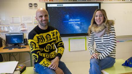 Daniel Serrano Lacaba y Amaya Moreno Ochoa, en una de las aulas del colegio Huertas Mayores de Tudela