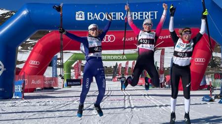 Iarati Cuadrado, celebrando su triunfo en el podio nacional junto a Marta Cester y la aaragonesa Berta Pérez