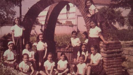 Alumnas del parvulario ubicado en el chalé ‘Villa Maris Stella’, en la calle Monte Monjardín, cerca del Club de Tenis, a comienzos de los setenta. Lo regían las monjas francesas de las Madres de la Asunción