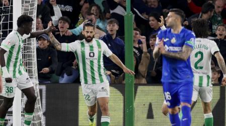 El jugador malagueño Isco Alarcón celebra el gol del empate