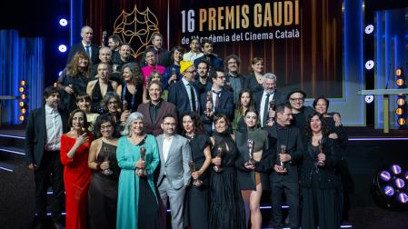 Foto de familia de los galardonados durante la entrega de los XVI Premis Gaudí de cine, en el Centro de Convenciones Internacional de Barcelona